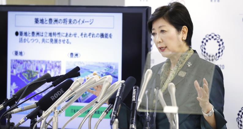 Tokyo Governor Koike announces on June 20 that the Tsukiji fish market will be relocated to Toyosu. ©Kyodo News